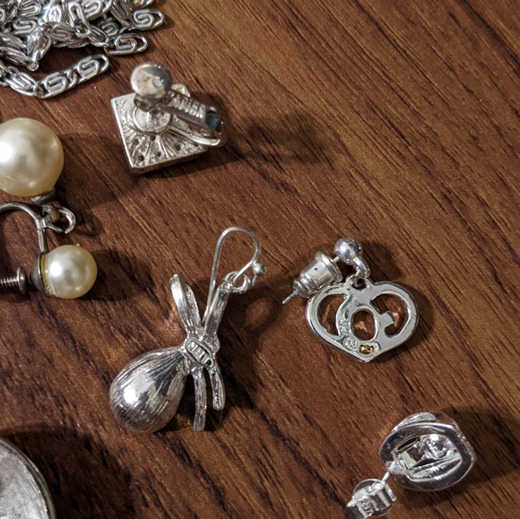 Lot of 11 signed single vintage earrings, silvertone - Picture 7 of 8